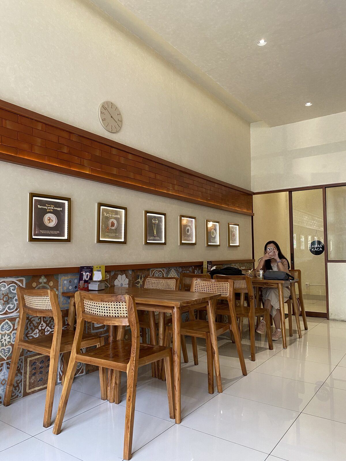 Area indoor aktual Teras Jahe Cipayung